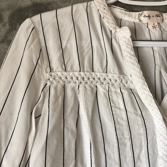 Bailey & Chloe Women Blouse Size M Stripes V Neck Roll tab Sleeve Flowy Summer - Picture 4 of 15